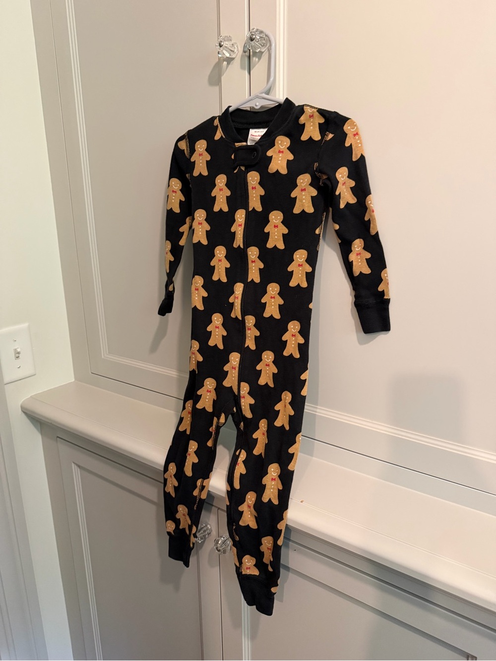 Hanna Andersson Black Gingerbread Print One-Piece Pajamas